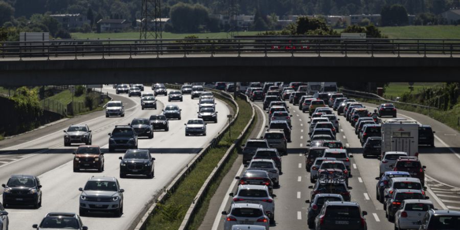 Die Kombination aus Schulferien in verschiedenen Regionen und der Hochsaison im Wintersport führt im Februar vielerorts zu langen Staus. (Archivbild)