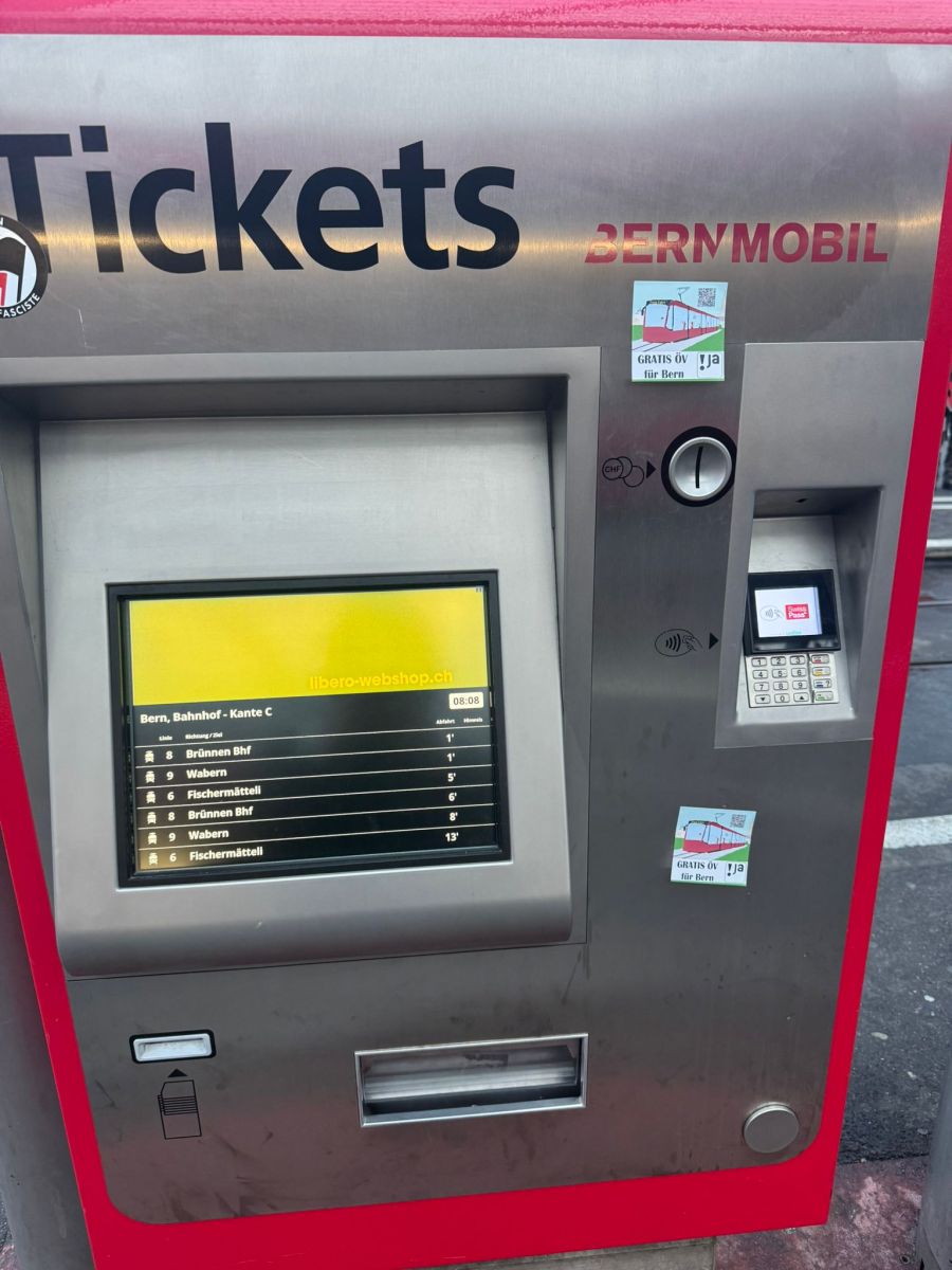 Aufgefallen? Am Donnerstag sind am Bahnhof Bern zahlreiche Post-Its zu sehen. Unter anderem an Ticket-Automaten ...