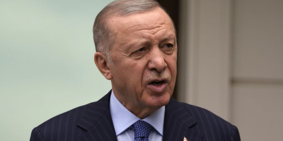 ARCHIV - Recep Tayyip Erdogan, Präsident der Türkei, spricht Anfang Mai während einer Pressekonferenz nach dem Freitagsmittaggebet. Erdogan hat erstmals seit der Parlaments- und Prä...