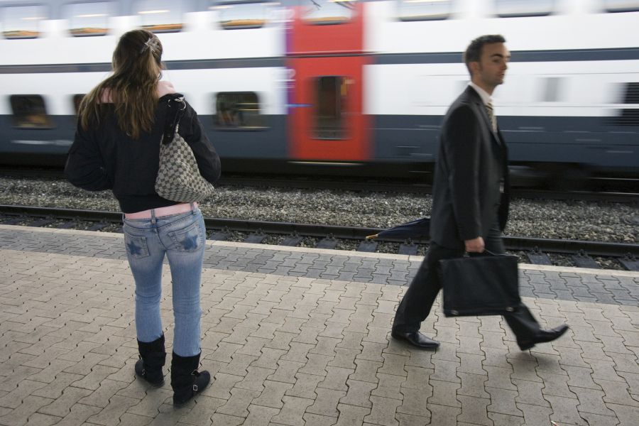 Pendlerinnen und Pendler fragen sich, wie sicher sie auf dem Perron sind.