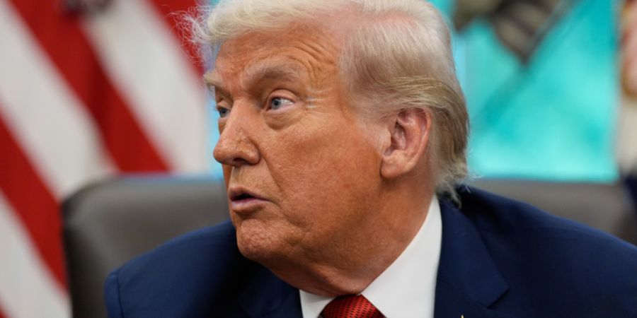 ARCHIV - US-Präsident Donald Trump spricht zu Reportern, nachdem er eine Durchführungsverordnung zu TikTok im Oval Office im Weißen Haus unterzeichnet hat. Die Organisation Reporter ...