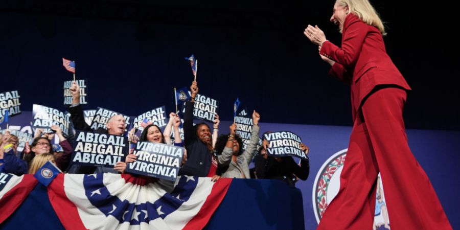 ARCHIV - Die Demokratin Abigail Spanberger betritt die Bühne während einer Wahlparty in Richmond, Virginia (Archivbild). Foto: Stephanie Scarbrough/AP/dpa