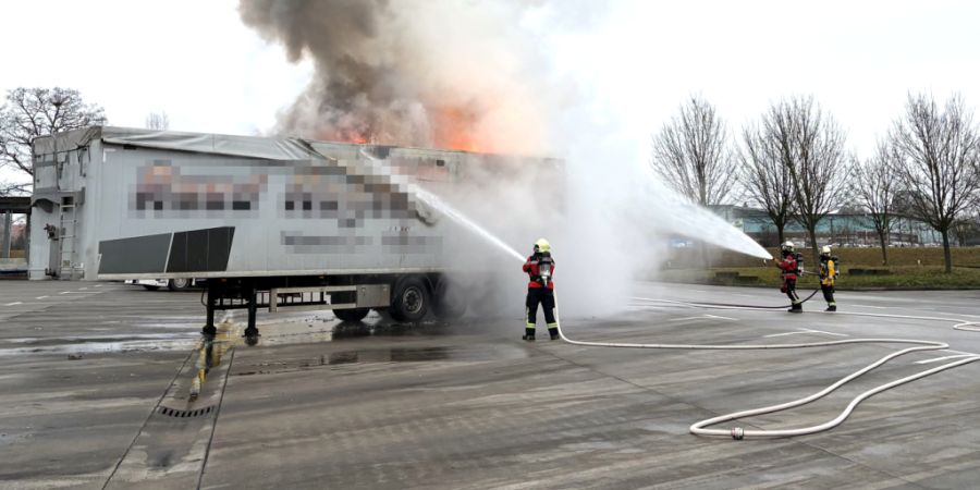 Die Feuerwehr Kreuzlingen löschte den brennenden Lastwagenanhänger.