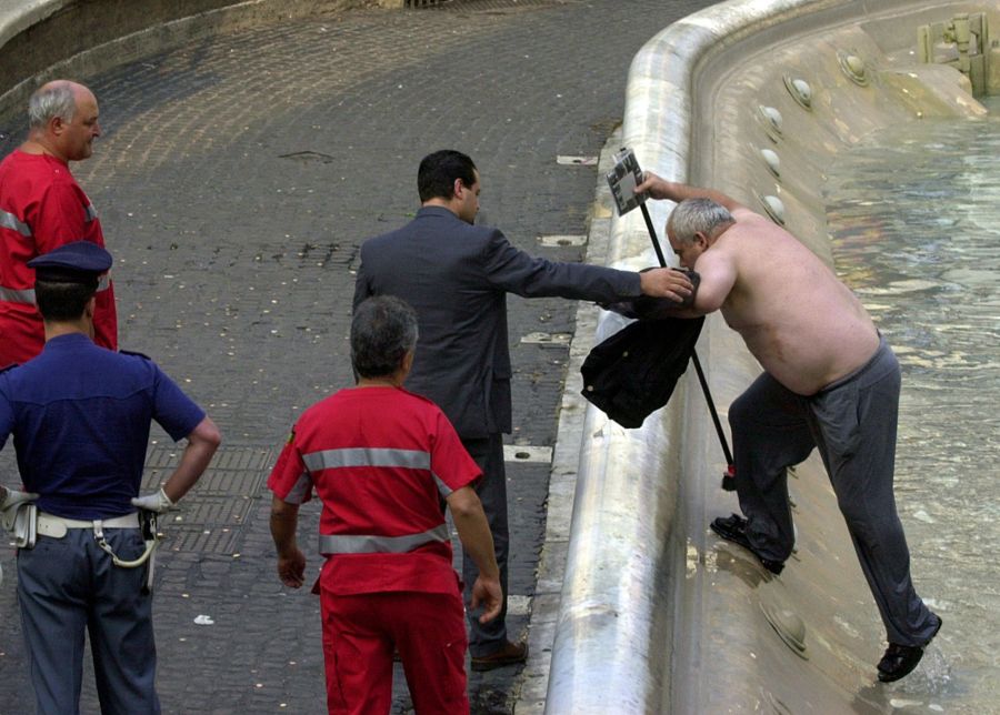 Immer wieder springen Menschen in den berühmten Brunnen.