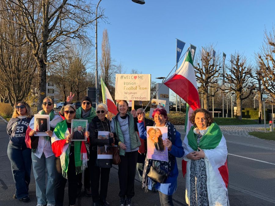 Die Demonstranten setzen sich für eine sichere Heimkehr des Iranerinnen ein.