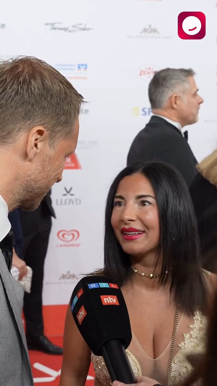 Die Schauspielerin reagiert sichtlich irritiert.