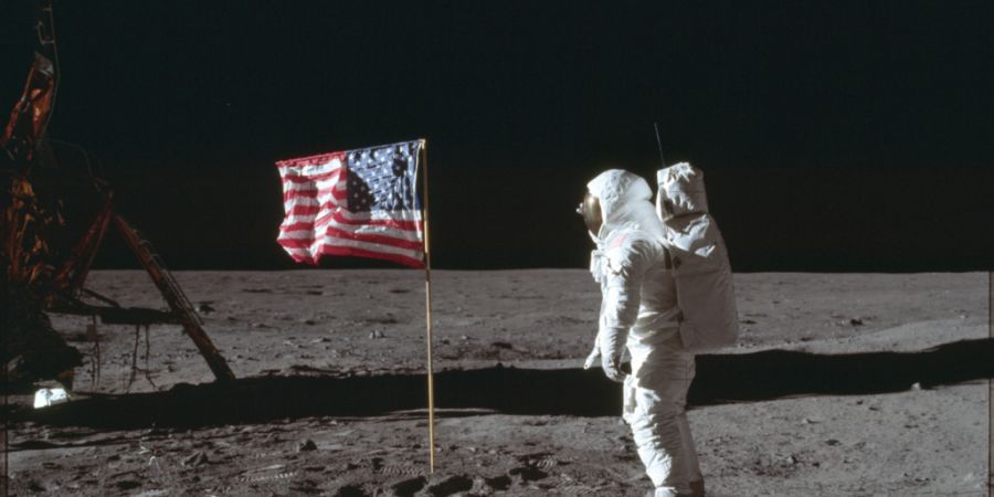 Auf diesem von der Nasa zur Verfügung gestellten Foto vom 20. Juli 1969 posiert Astronaut Buzz Aldrin Jr. neben der US-Flagge auf dem Mond während der Apollo-11-Mission.