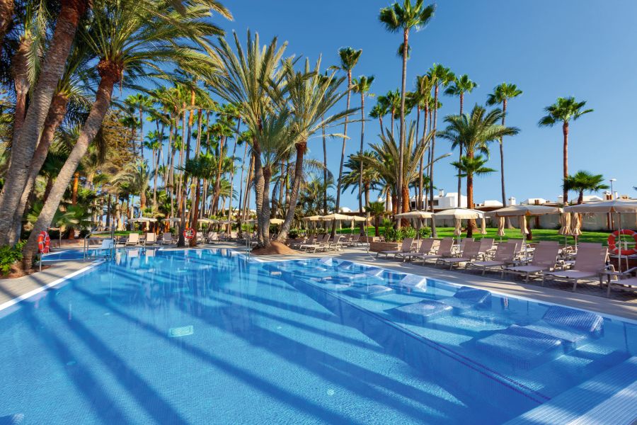 Das Riu Palace Oasis in Maspalomas liegt direkt am langen Sandstrand und bietet je nach Zimmer gar einen eigenen Pool.