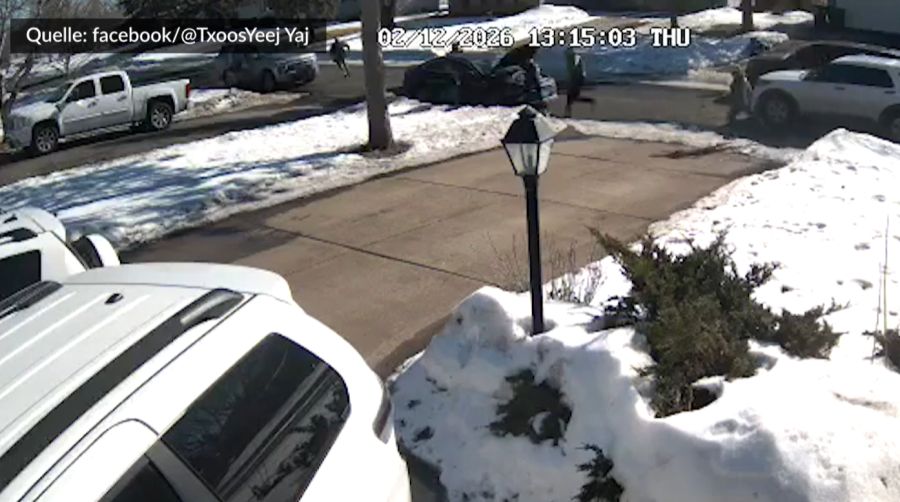 Nachdem Flores aus dem Haus kommt, um den Frauen zu helfen, fahren drei Fahrzeuge vor, aus denen dutzende ICE-Beamte stürmen.