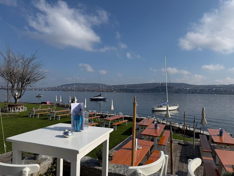 ... direkt am Zürichsee ((Foto von Donnerstagmorgen).