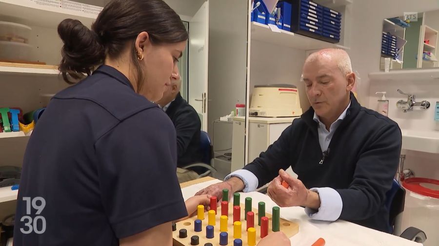 Auch motorische Übungen muss Germanier durchführen, um die Funktionsfähigkeit der Haut seiner Hände wieder ganz herzustellen.