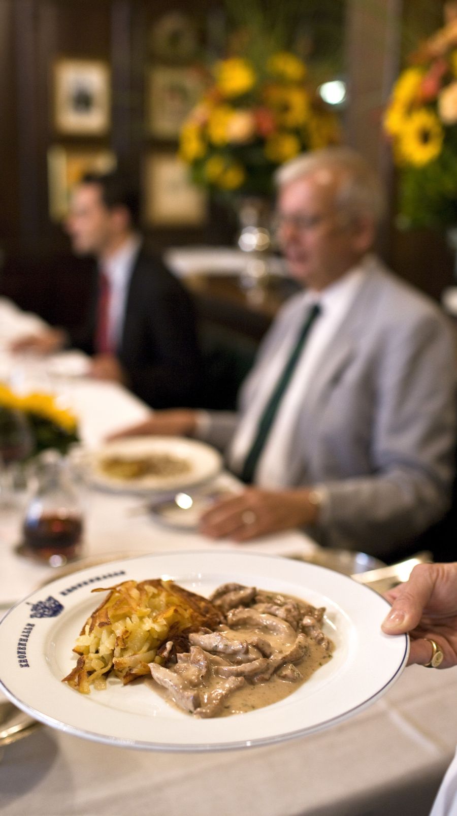 Personen, die während des Essens das Handy zücken, werden dort nicht gerne gesehen. (Archivbild)