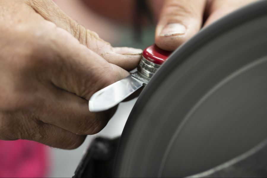 Mit einem Taschenmesser stach das Mädchen über fünfmal auf die Frau ein. (Symbolbild)