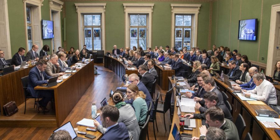Das Zuger Kantonsparlament hat ein Provisorium mitsamt Parkhaus auf dem Areal Hinterberg in Steinhausen gutgeheissen. (Symbolbild)
