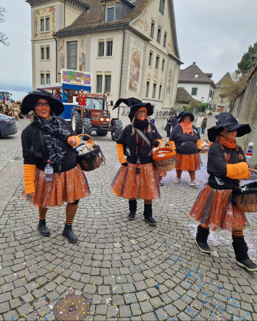Die Hexengruppe «Zwölfistei-Häxe Hinwil» will sich den Spass nicht von Luftschlangensprays verderben lassen.