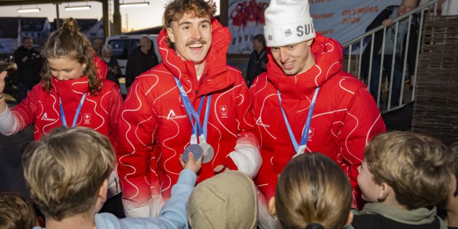 Einmal eine Olympia-Medaille anfassen: Dieser grosse Traum ging für kleine Fans der Schweizer Freestyle-Ski-Asse Lina Kozomara (links), Noé Roth (Mitte) und Pirmin Werner bei deren Em...