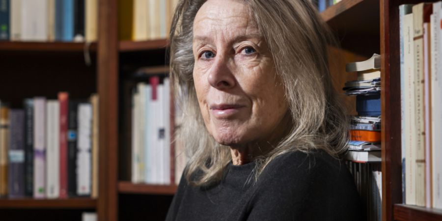 Ihre ungewöhnliche Art des Erzählens wird belohnt: Die Westschweizer Autorin Corinne Desarzens gewinnt den Schweizer Grand Prix Literatur 2026.(KEYSTONE/Cyril Zingaro)