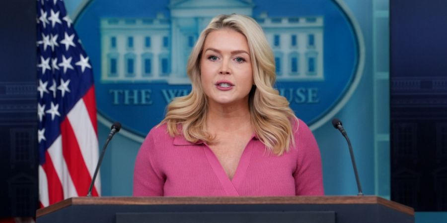 ARCHIV - Die Pressesprecherin des Weißen Hauses, Karoline Leavitt, spricht während eines Briefings im Weißen Haus zu Journalisten. Foto: Alex Brandon/AP/dpa