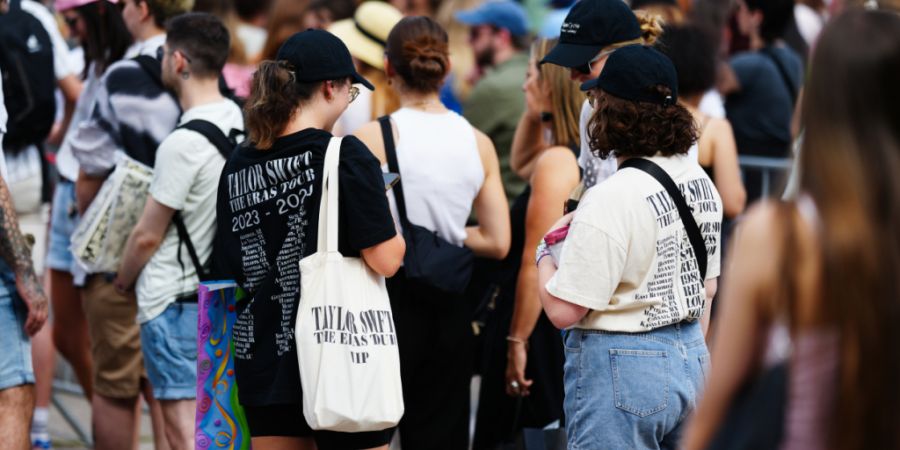 ARCHIV - Start des Merchandisings am Mittwoch, 07. August 2024, anlässlich des des Taylor Swift-Konzerts vor dem Ernst-Happel-Stadion.  (zu dpa: «Anschlag auf Swift-Konzert geplant? M...