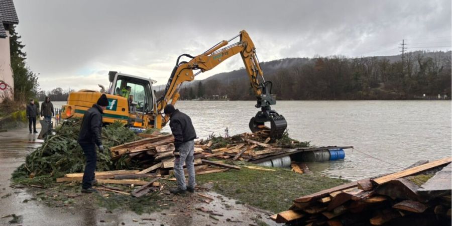 Das Floss für das Fasnachtsfeuer in Kaiseraugst AG ist teilweise im Rhein versunken.