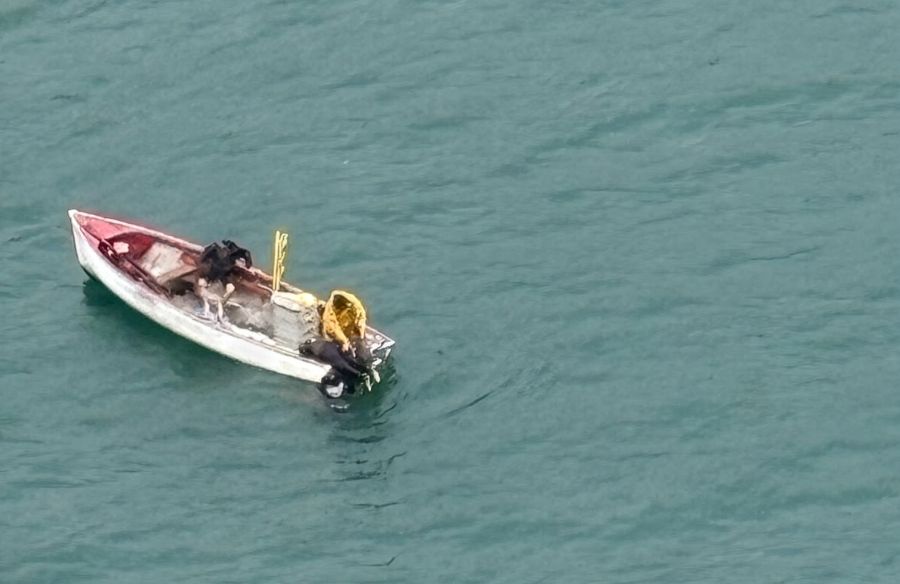 Ein Berufsfischer konnte die Personen mit Hilfe der Rega lokalisieren und aus dem See ziehen.