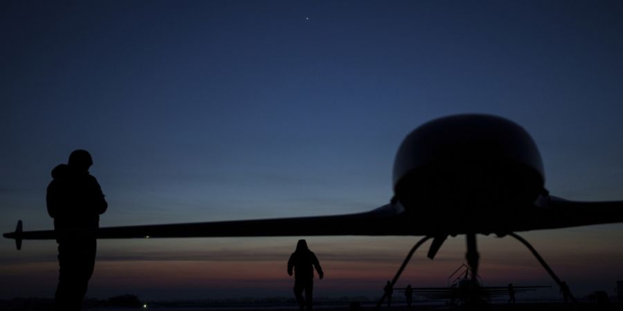 ARCHIV - Ukrainische Soldaten des Verteidigungsnachrichtendienstes bereiten den Start einer Langstreckendrohne An-196 Ljutyj an einem ungenannten Ort in der Ukraine vor. Foto: Evgeniy M...