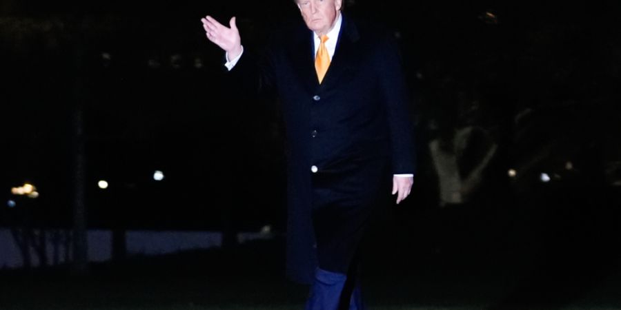 US-Präsident Donald Trump winkt, als er in Washington von der Marine One zum Weißen Haus geht. Foto: Julia Demaree Nikhinson/AP/dpa