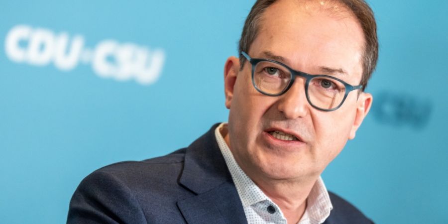 ARCHIV - Deutschlands Innenminister Alexander Dobrindt (CSU). Foto: Michael Kappeler/dpa/Archivbild