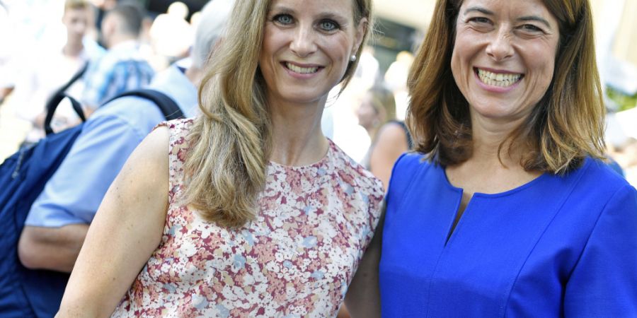 Die Zürcher FDP-Gemeinderätin Yasmine Bourgeois (links) strahlt mit der Schwyzer FDP-Ständerätin Petra Gössi. (Archivfoto)