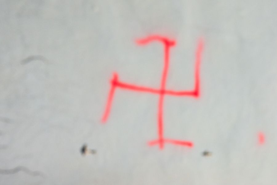 Auch wurden Hakenkreuze an den Seitenteilen befestigt. Die Polizei ermittelt wegen Volksverhetzung gegen den unbekannten Täter. (Symbolbild)