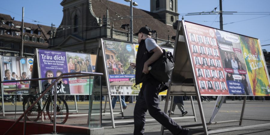 Wahlplakate vor dem Bahnhof Bern sind ein untrügliches Zeichen dafür, dass die Bevölkerung bald den Regierungs und den Grossen Rat neu bestellt.