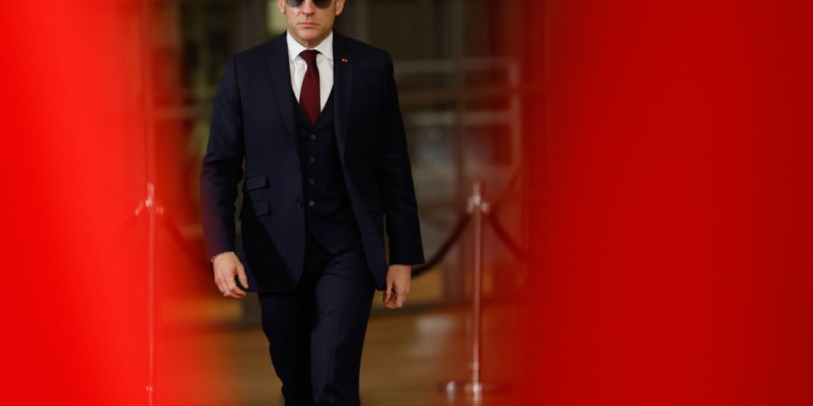 Der französische Präsident Emmanuel Macron trifft zum EU-Gipfel in Brüssel ein. Foto: Geert Vanden Wijngaert/AP/dpa