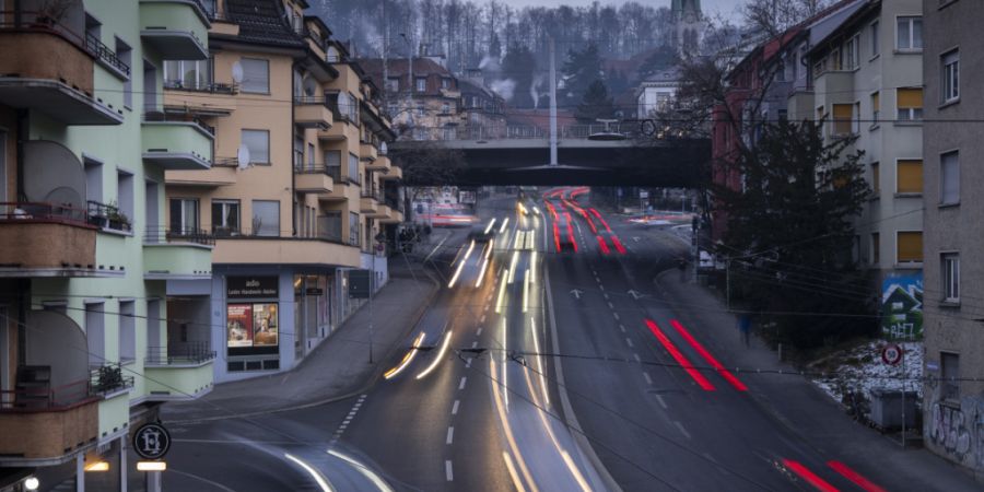 Das Verwaltungsgericht hat einen Entscheid zur Zürcher Rosengartenstrasse aufgehoben. Ob hier je Tempo 30 herrschen kann, bleibt noch länger offen. (Archivbild)