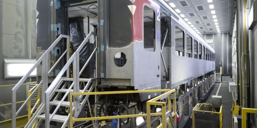 In der neuen Instandhaltungshalle im SBB-Werk Olten können die Eisenbahnwagen lackiert, geklebt, geschliffen und gestrichen werden. Die SBB sprechen von einer schweizweit einzigartigen...