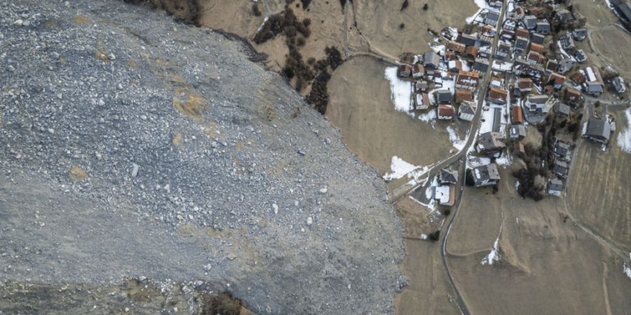 Für Brienz GR ist die Gefahr auch für die kommenden Jahre gebannt. Experten gehen nicht mehr von langen Evakuierungen aus. (Archiv)