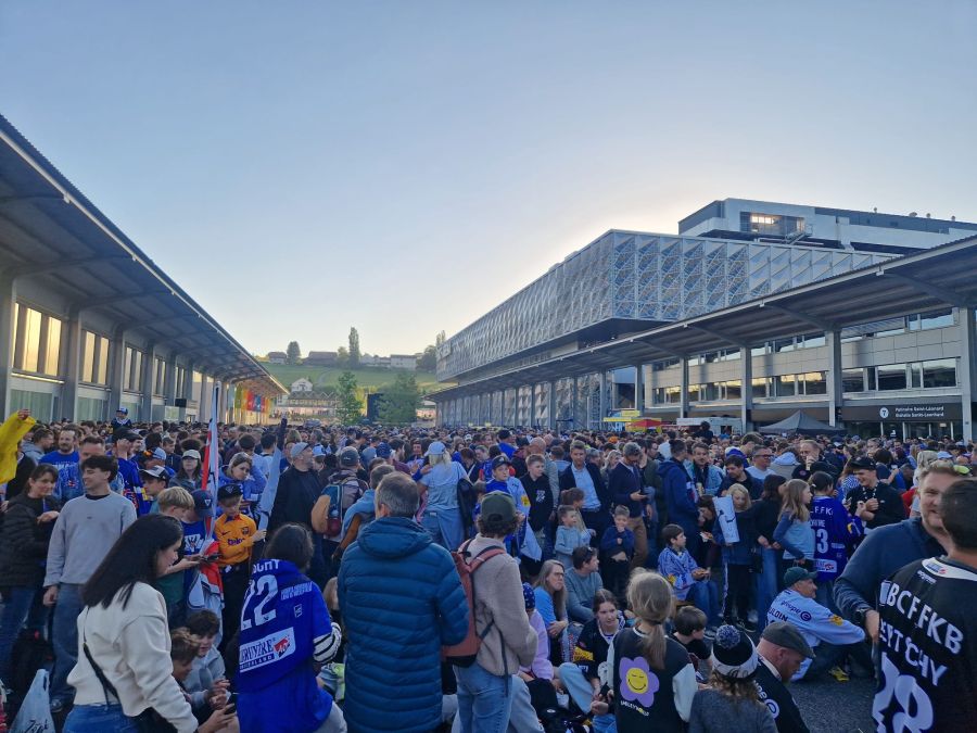 In Fribourg versammeln sich Gottéron-Fans vor dem eigenen Stadion.