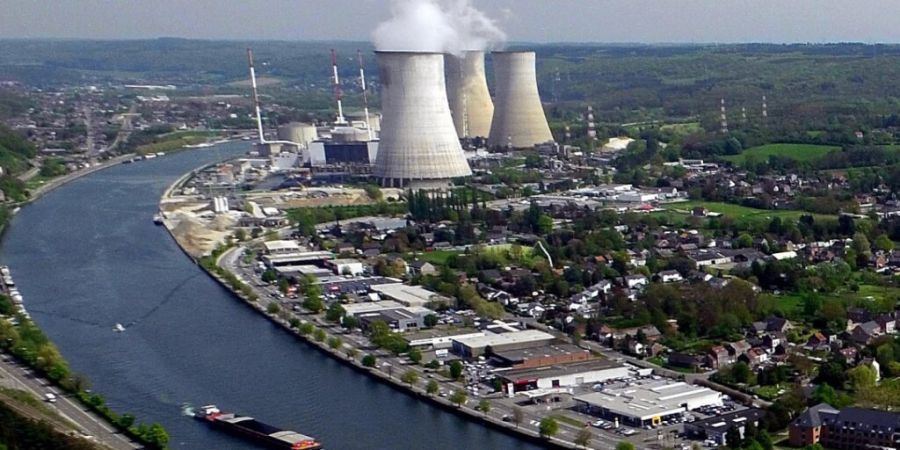 ARCHIV - Das Atomkraftwerk Tihange steht am Ufer der Maas. Foto: Eric Lalmand/belga/dpa/Archivbild