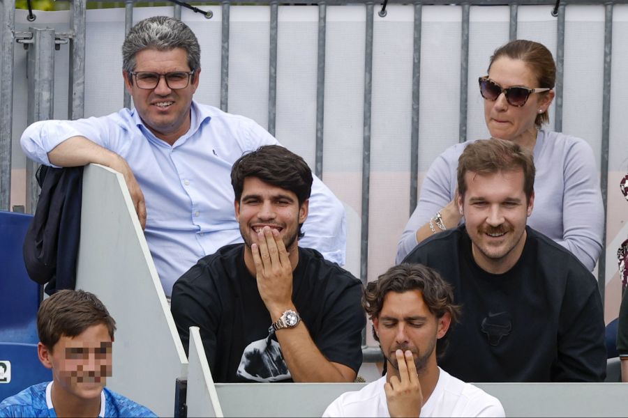 Zusammen mit seinem Vater sitzt Carlos Alcaraz beim Spiel seines Bruders Jaime in den Zuschauer-Rängen.