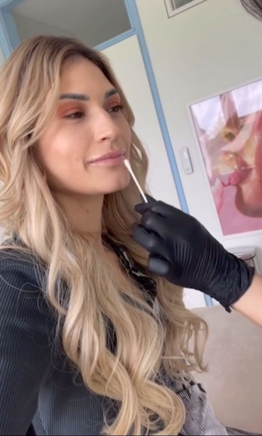 Hier liess sich Larissa die Lippen machen.