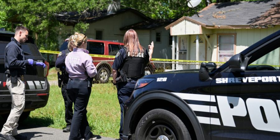 dpatopbilder - Polizisten versammeln sich für Ermittlungsarbeiten vor einem Haus in der Harrison Street in der Nähe der Bernstein Avenue. Am Sonntagmorgen kam es im US-Bundesstaat Lou...