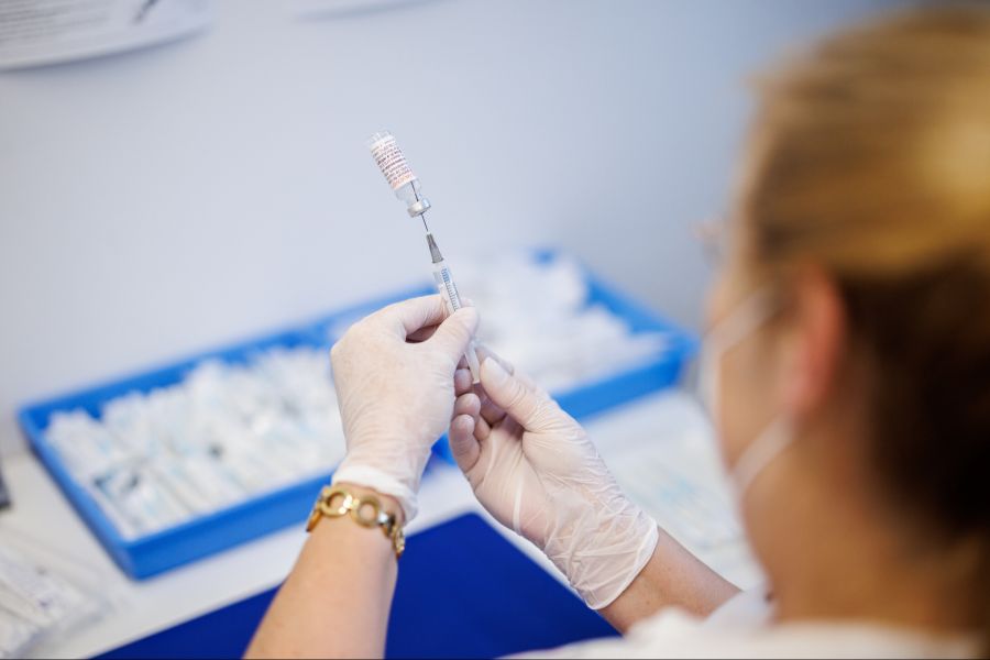 Pro Dosis ergibt das einen Preis von 32, respektive von 22 Dollar.