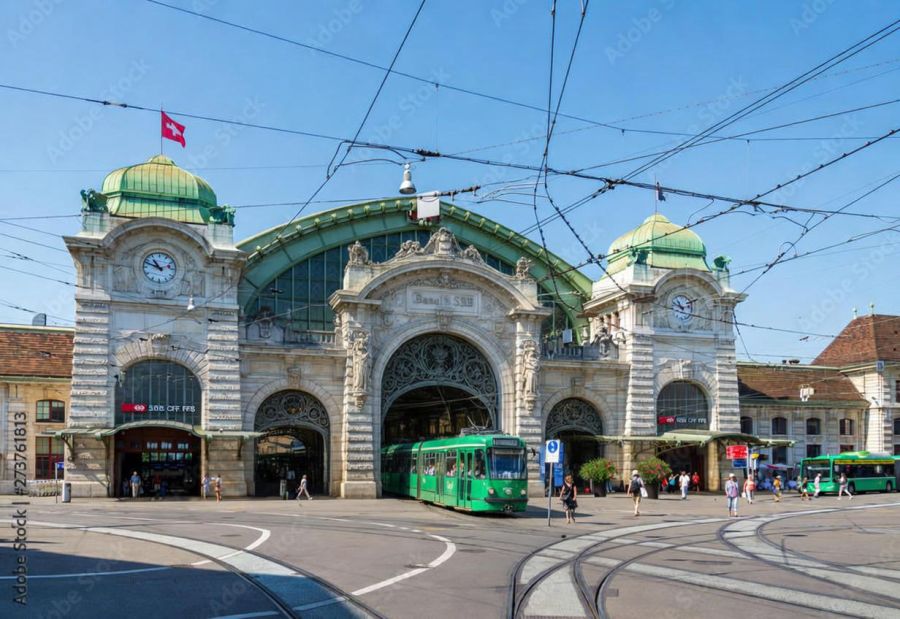 Hier wird es bautechnisch schon schwieriger. Anstatt zu Fuss einfach direkt mit der Tram ins Bahnhofsgebäude.