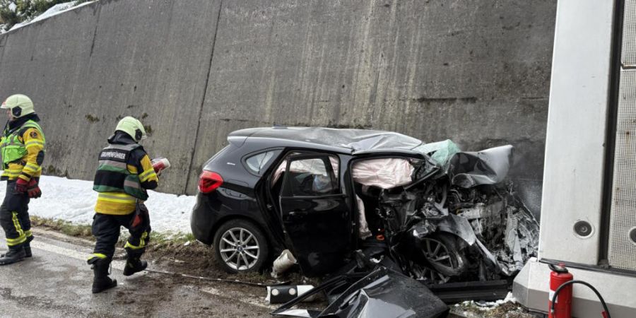 Ein 62-jähriger Mann prallte am Freitag mit seinem Auto gegen ein Tunnelportal und erlitt dabei lebensbedrohliche Verletzungen.