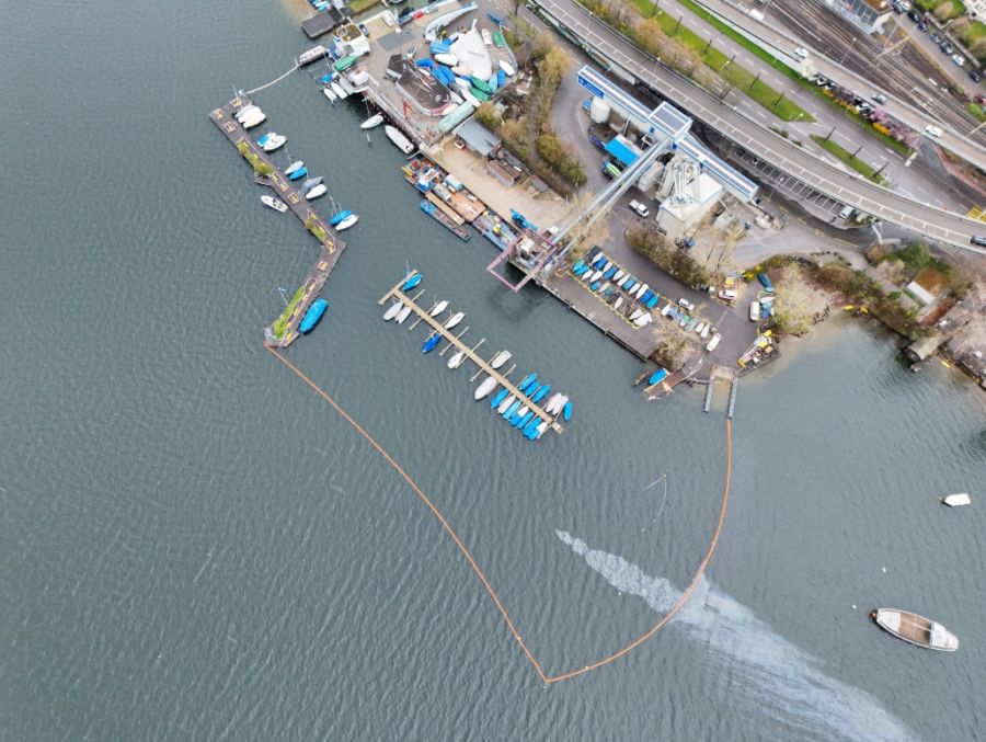 Rund um den Hafenbereich wurde eine Ölsperre errichtet.