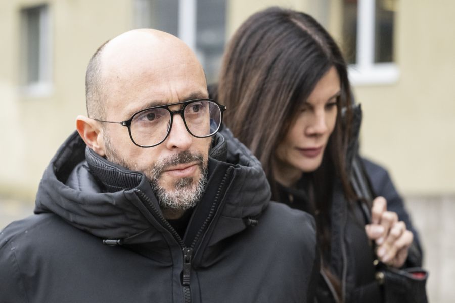 Doch auch die Barbetreiber, Jacques und Jessica Moretti, müssen dran glauben: Der Botschafter bezeichnet das Lokal als «brennende Höhle» und wirft jahrelange Versäumnisse vor.