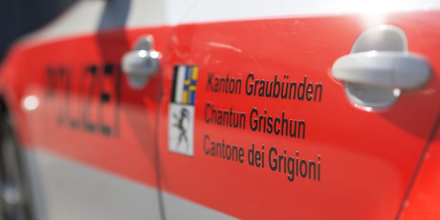 Der schwer verletzte Autofahrer musste von der Feuerwehr aus dem Fahrzeug befreit werden. (Symbolbild)