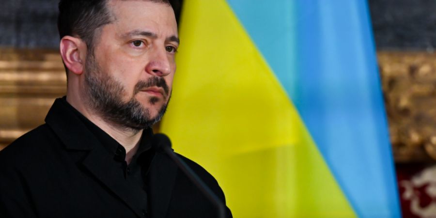 ARCHIV - Wolodymyr Selenskyj, Präsident der Ukraine, steht in der Residenz vor der Verleihung des Ewald-von-Kleist-Preis. Foto: Sven Hoppe/dpa