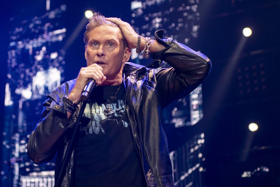 Laut einem Sprecher musste er an Knie und Hüfte operiert werden.