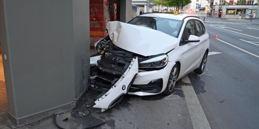Nach einer Kollision mit einem vorausfahrenden Fahrzeug geriet ein Autolenker am Donnerstagnachmittag in Luzern aufs Trottoir, wo er einen Fussgänger erfasste und dadurch erheblich ver...