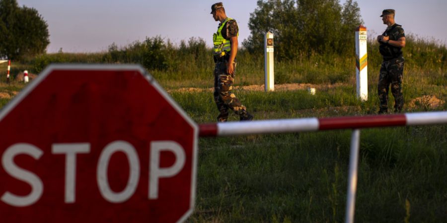 ARCHIV - Mitglieder des litauischen Grenzschutzdienstes patrouillieren an der Grenze zu Belarus. Foto: Mindaugas Kulbis/AP/dpa